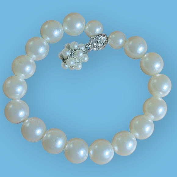 Chic Pearl Bracelet with Floral Accent - Picture 2 of 5